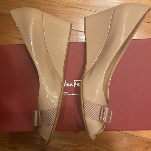 Bisque patent calf leather Sissi wedges - Picture 4 of 12